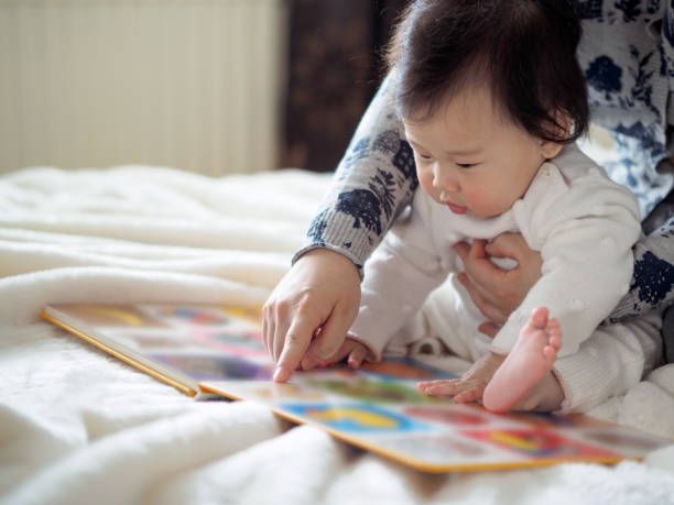 bébé observant un livre